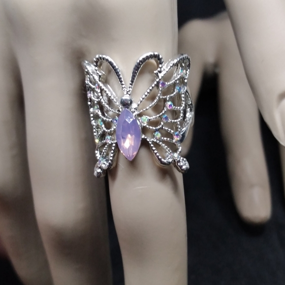 Gorgeous Butterfly Ring - Picture 4 of 5